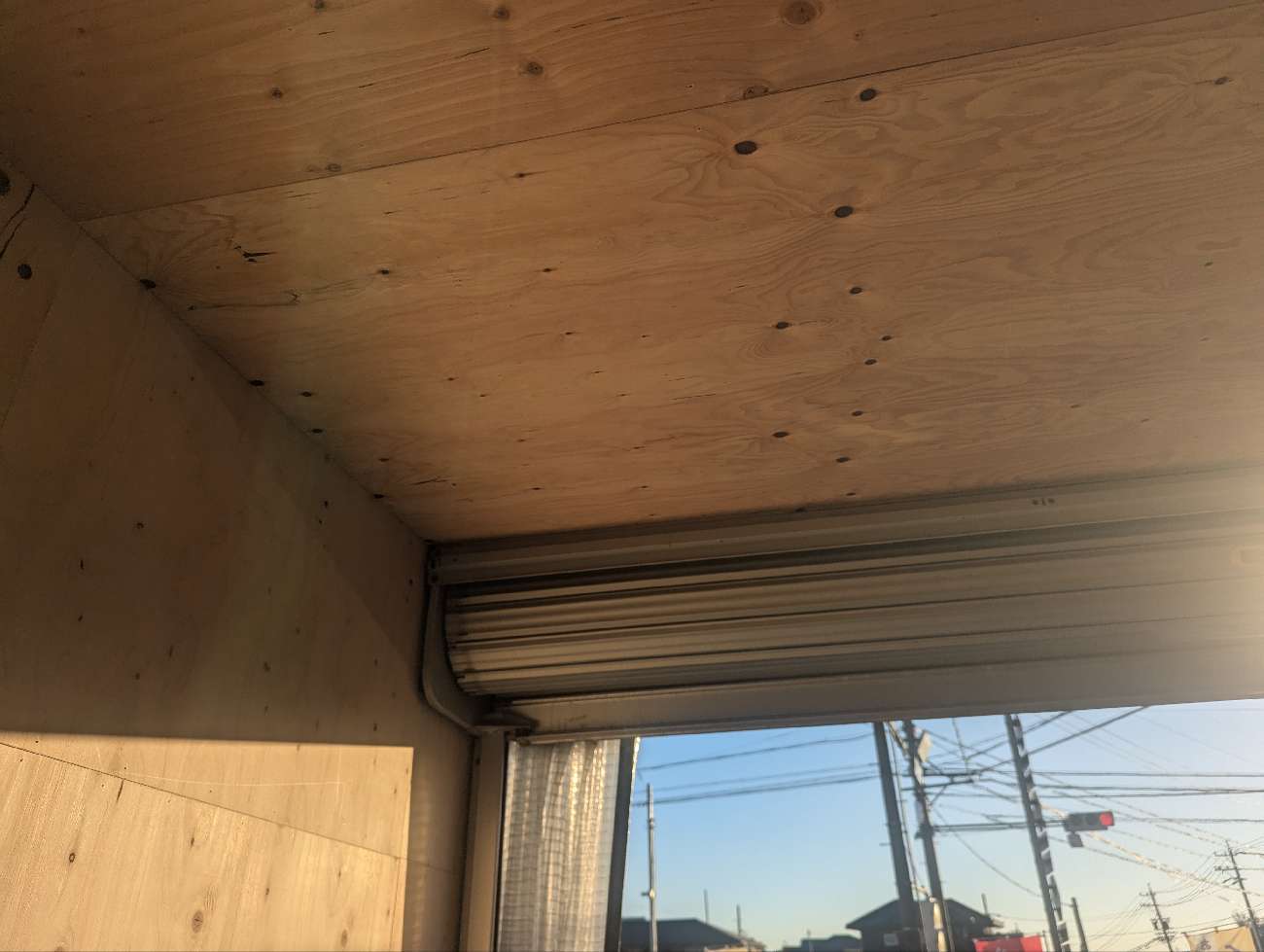 東郷町　シャッター周辺の合板仕上がりの確認